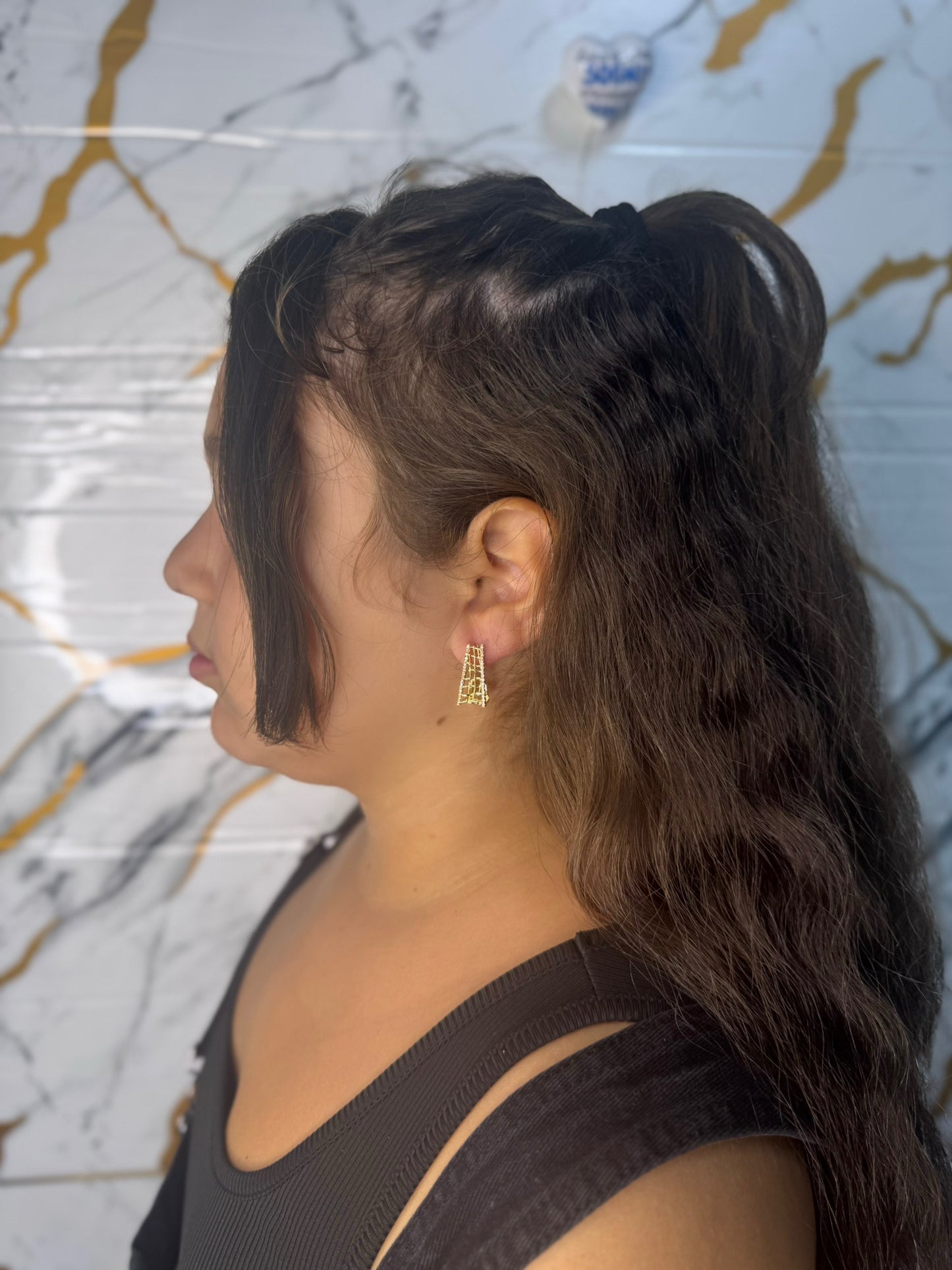 Accessori: orecchini piramide d’oro