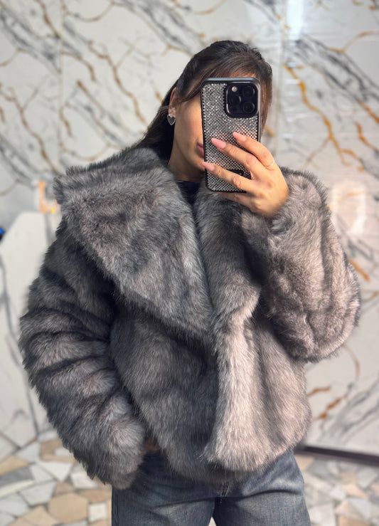 Eco pelliccia grigia